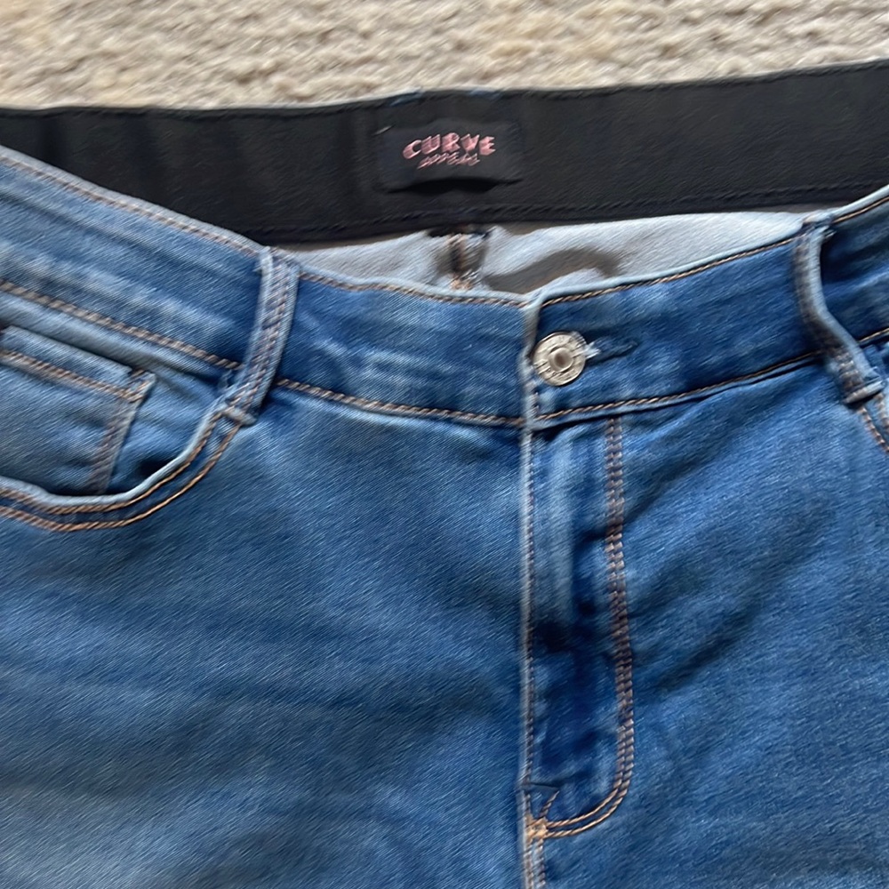 like new, kenzie jeans, fits more like a size 12